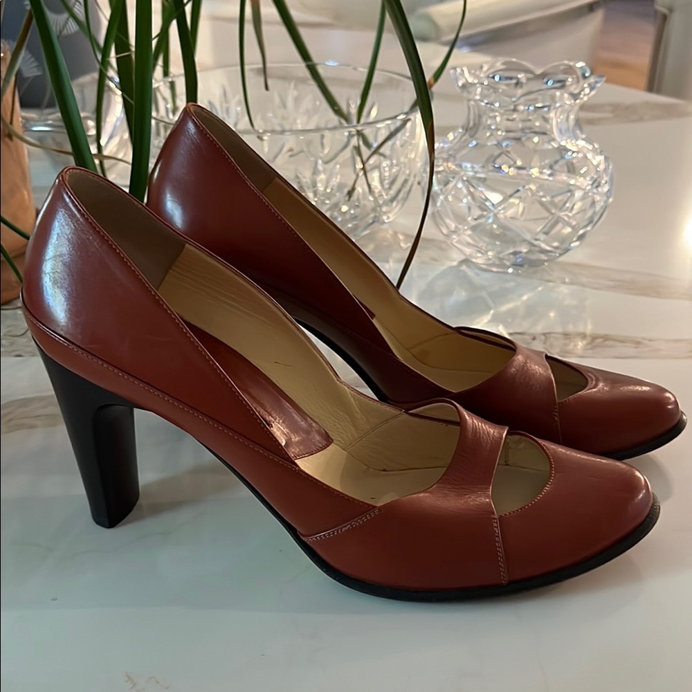 EUC Pollini leather made in Italy 3.5” heel pumps in medium brown with cutout